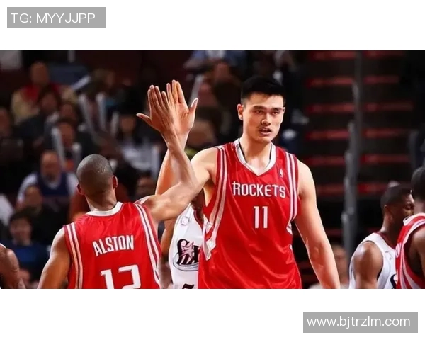 库里与姚明同框合影展现篮球巨星风采引发球迷热议 库里与姚明同框合影展现篮球巨星风采引发球迷热议